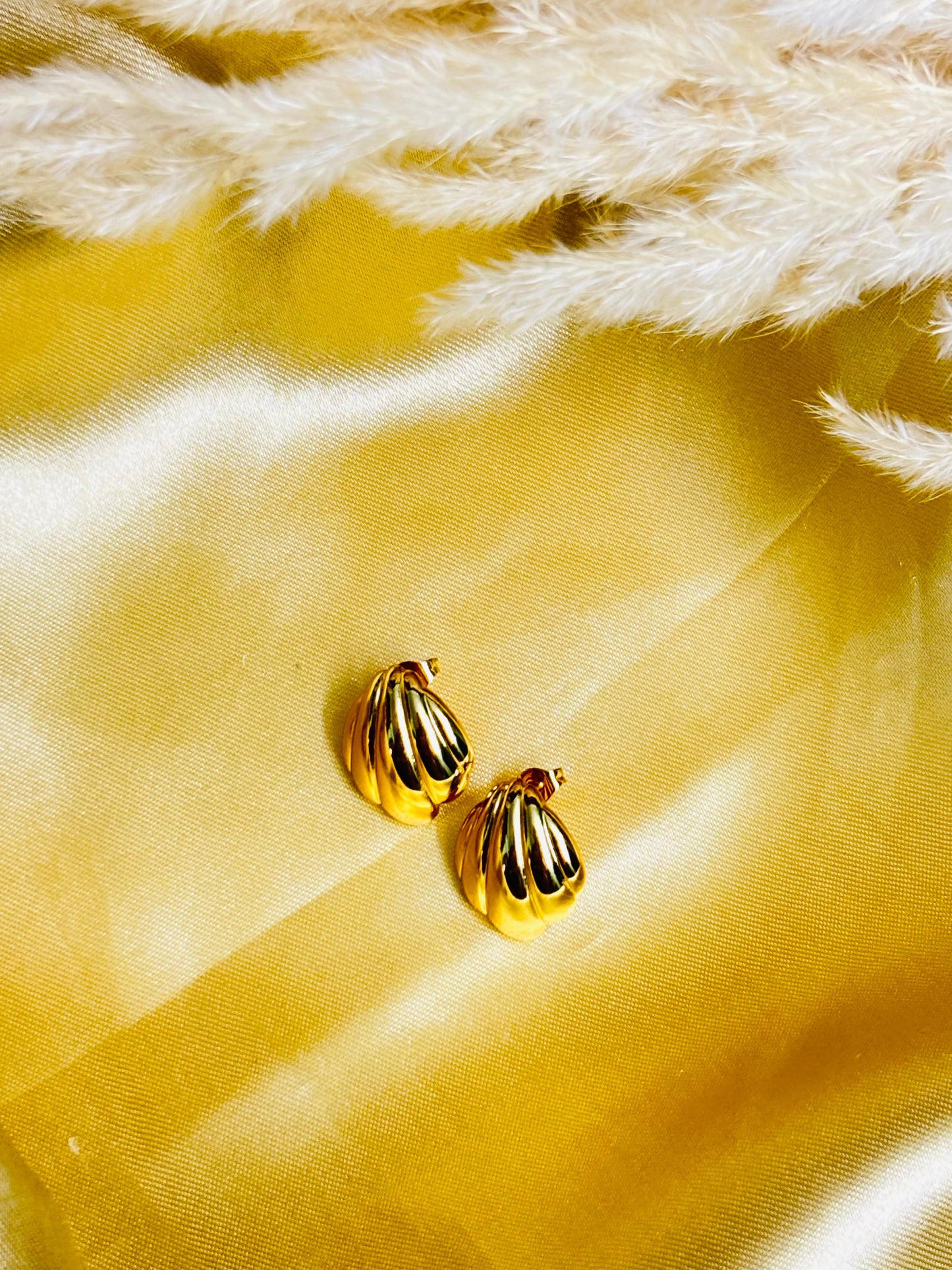 Gilded Seashell Elegance Earring