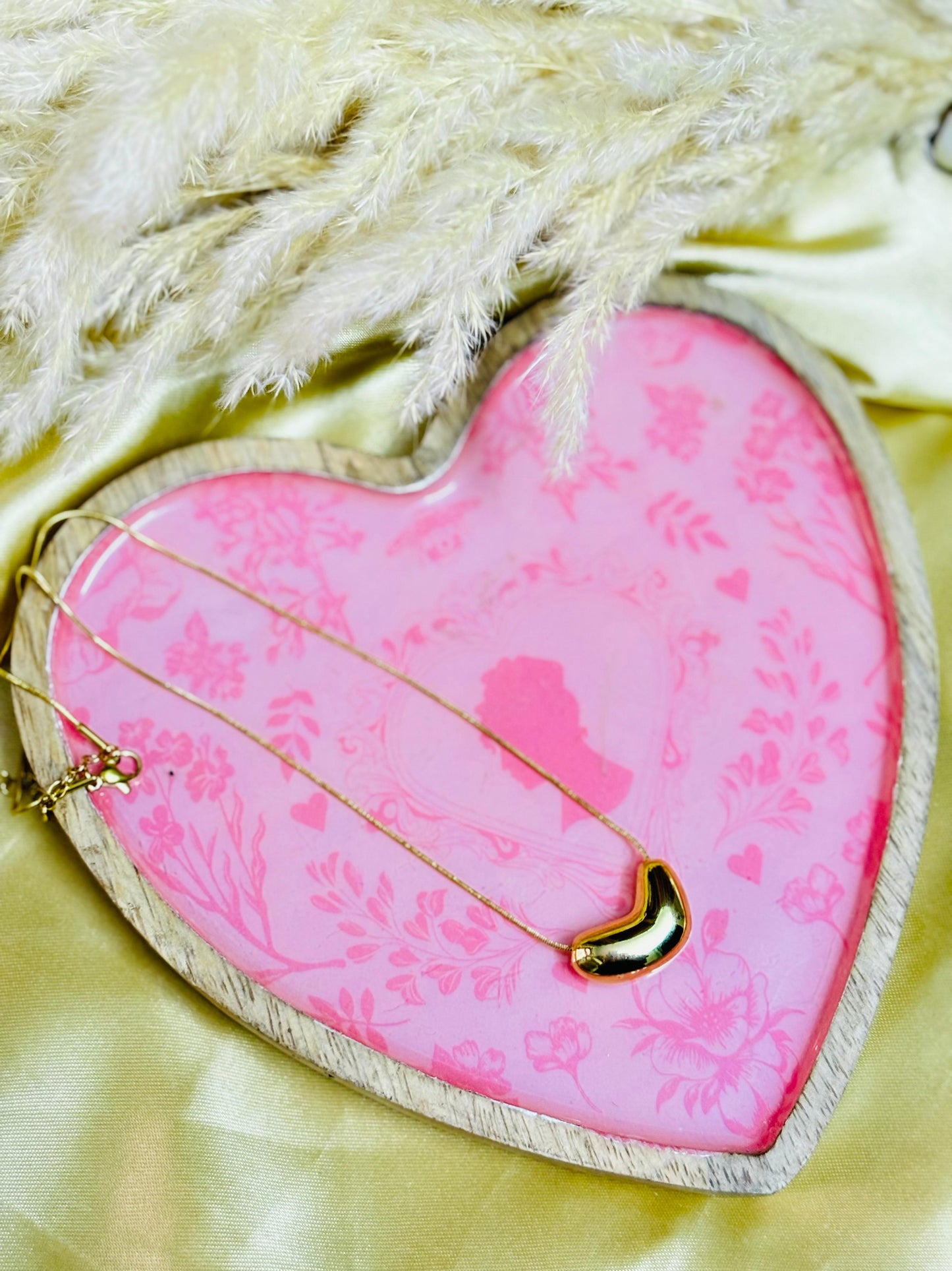 Elegant Radiance Gold Pendant Chain