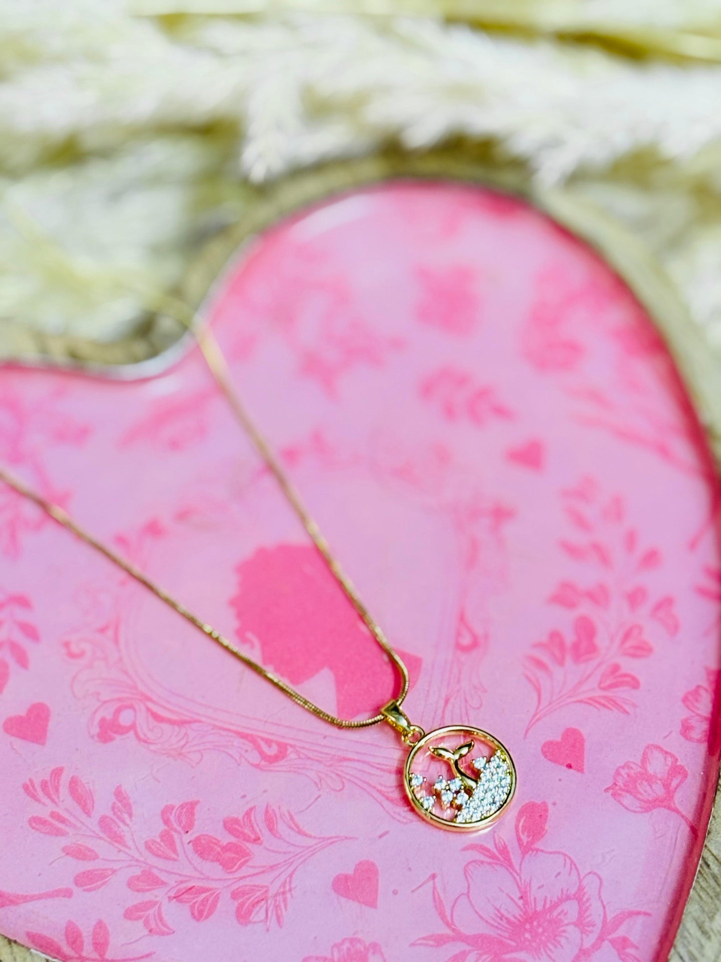 Elegant Round Stone-Detail Pendant Chain