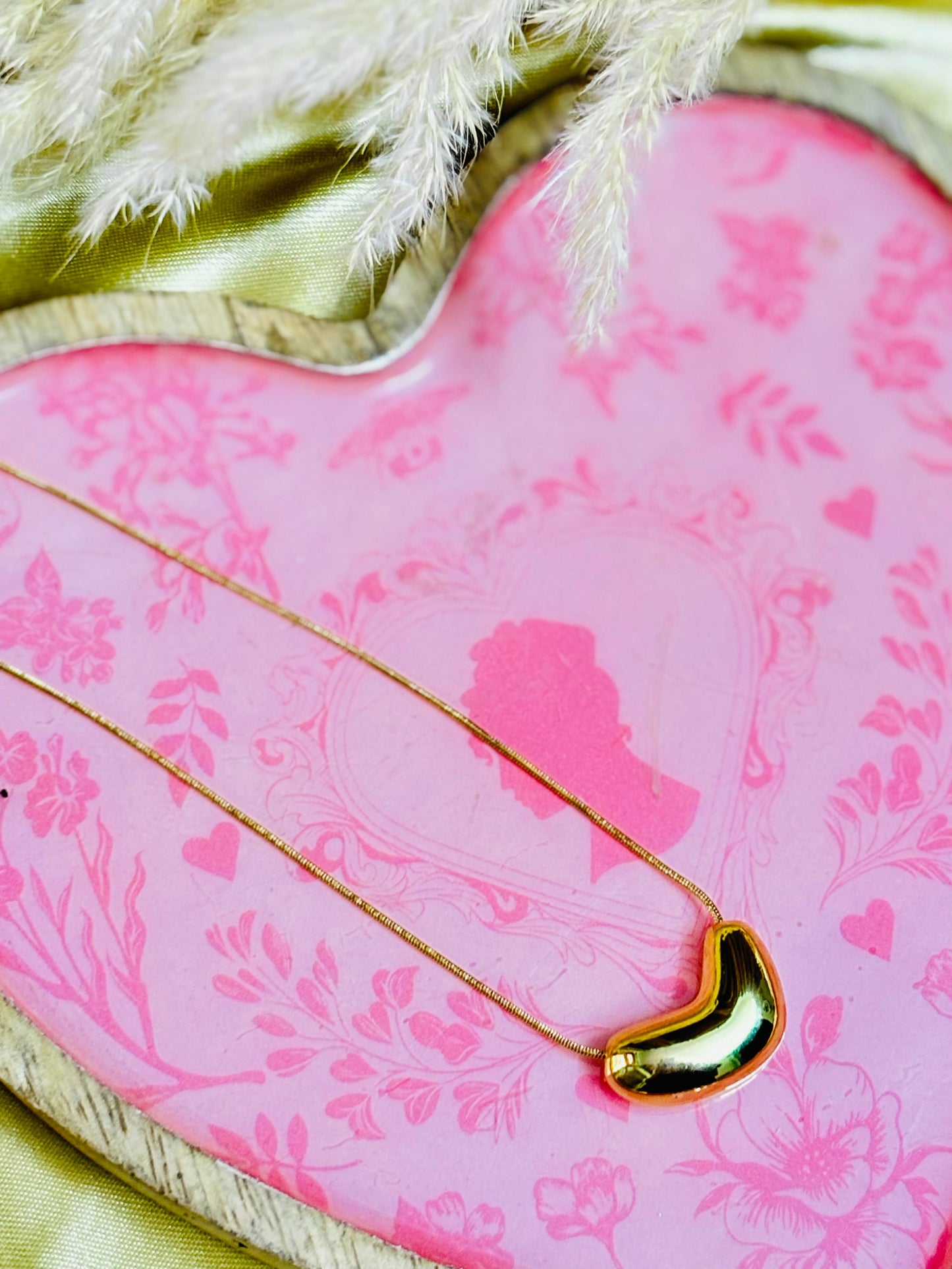 Elegant Radiance Gold Pendant Chain