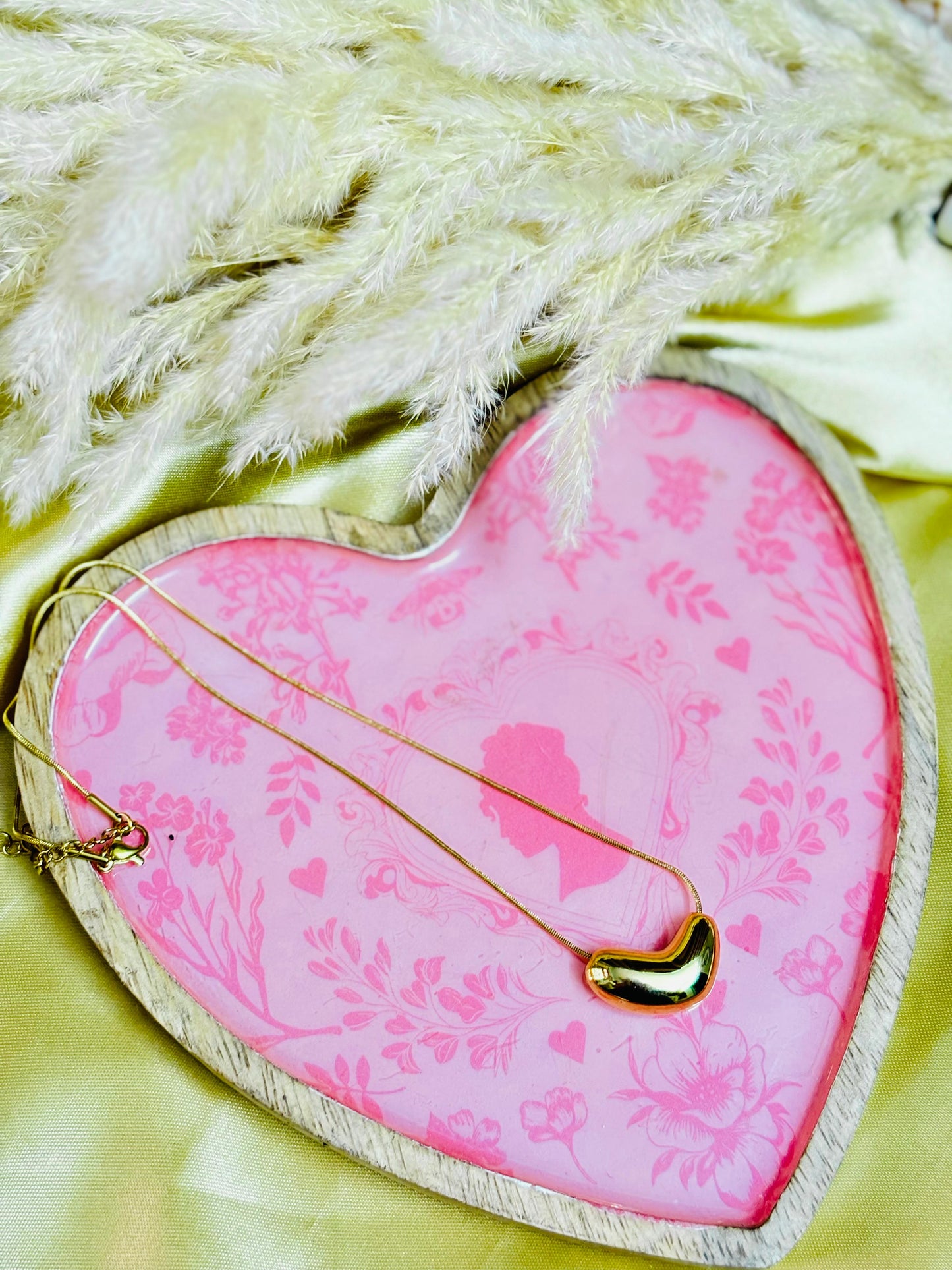 Elegant Radiance Gold Pendant Chain