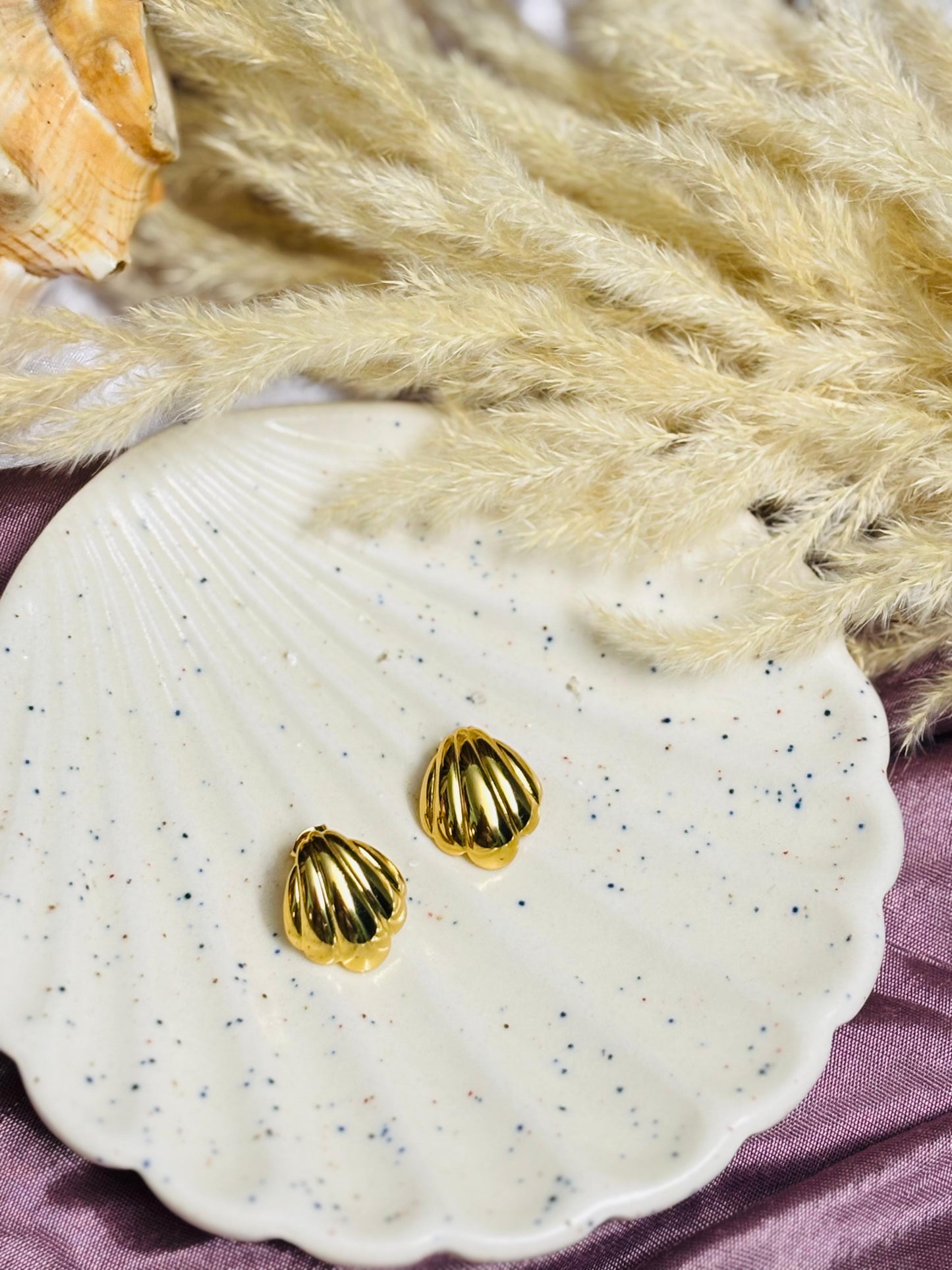 Gilded Seashell Elegance Earring