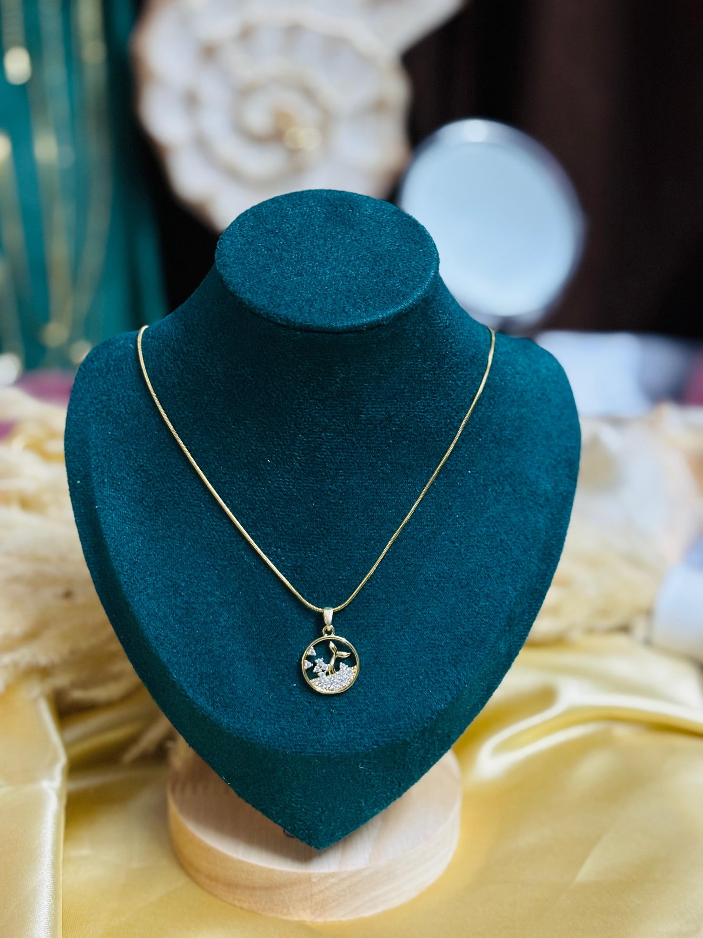 Elegant Round Stone-Detail Pendant Chain