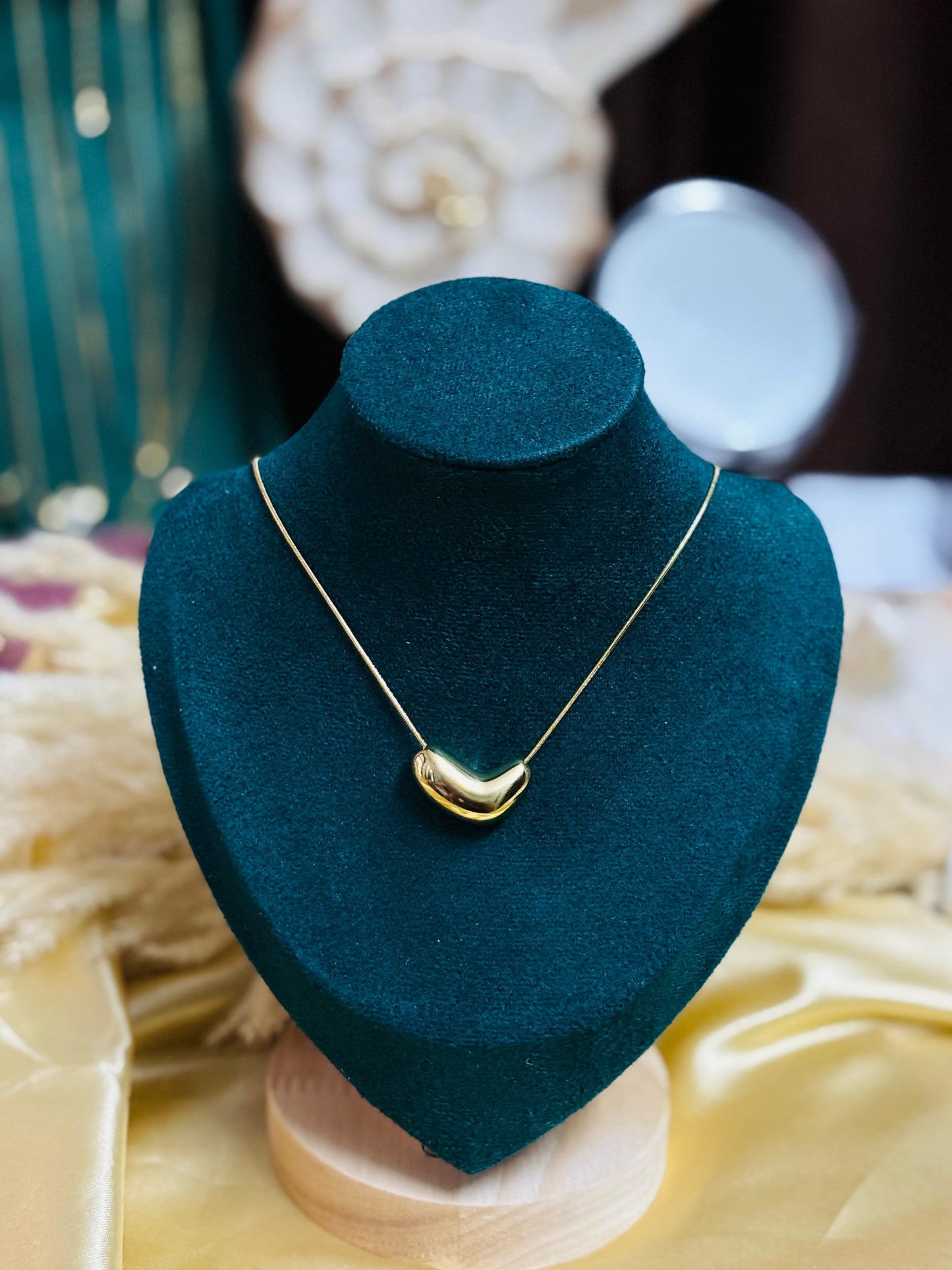 Elegant Radiance Gold Pendant Chain
